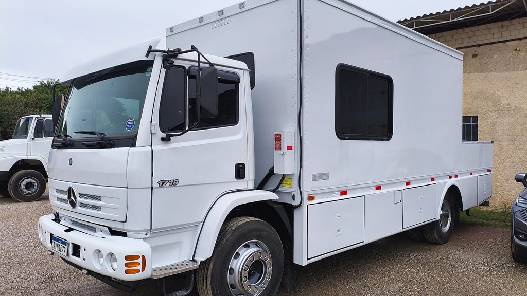 Caminhão MERCEDES BENZ MB 1718 Cabine Auxiliar ANO 2012 de Br Tratores no Paraná