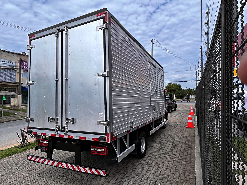 Caminhão VOLKSWAGEN VW 6170 Baú Furgão ANO 2024 de Mauloni Veiculos no Paraná