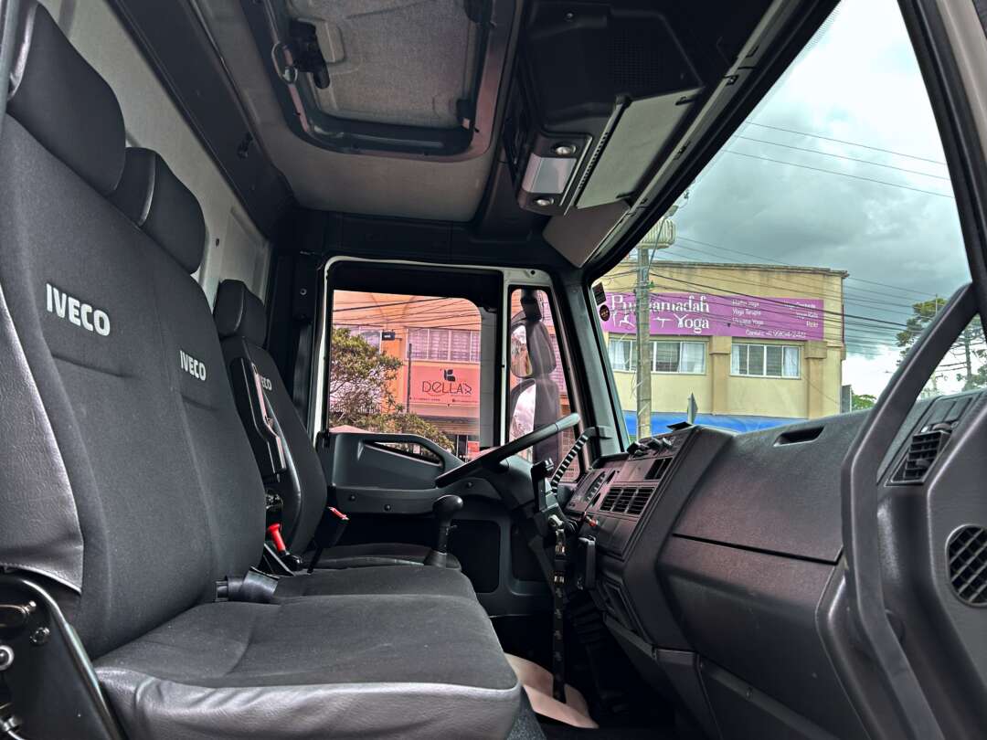 Caminhão IVECO TECTOR 170E21 Plataforma Guincho ANO 2022 de Mauloni Veiculos no Paraná