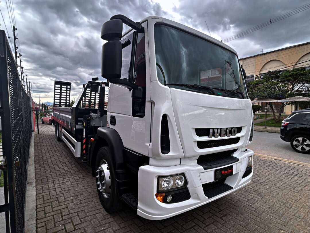 Caminhão IVECO TECTOR 170E21 Plataforma Guincho ANO 2022 de Mauloni Veiculos no Paraná