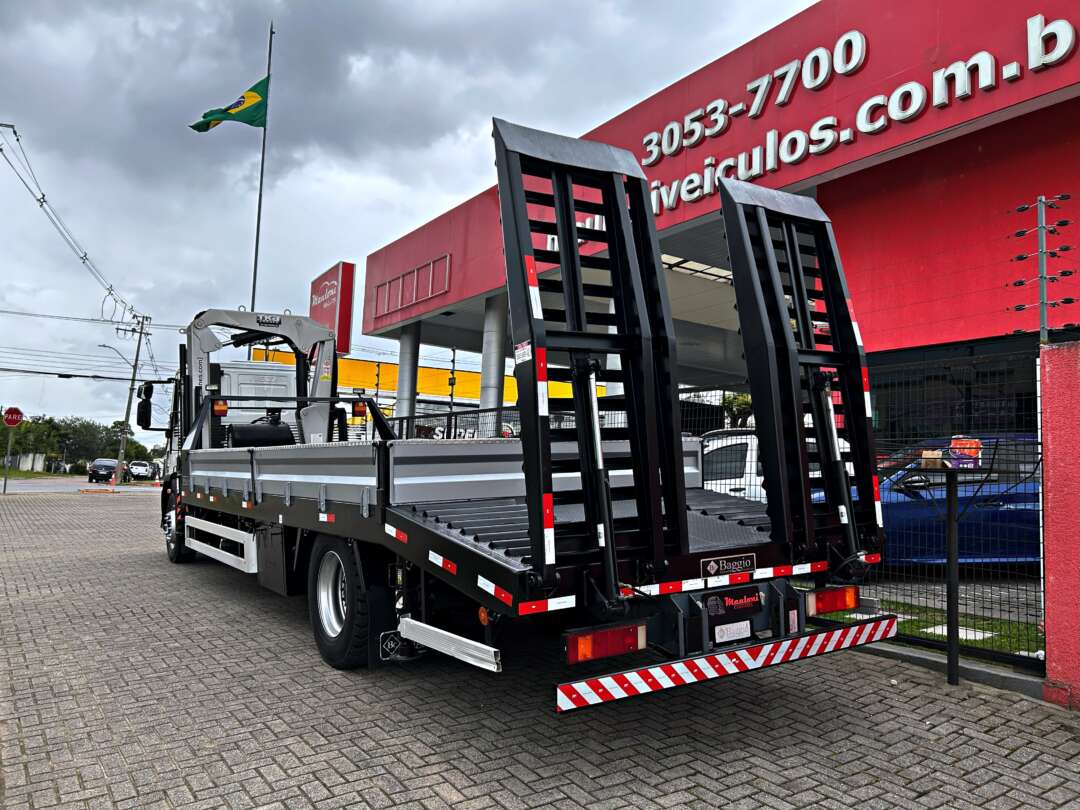 Caminhão IVECO TECTOR 170E21 Plataforma Guincho ANO 2022 de Mauloni Veiculos no Paraná