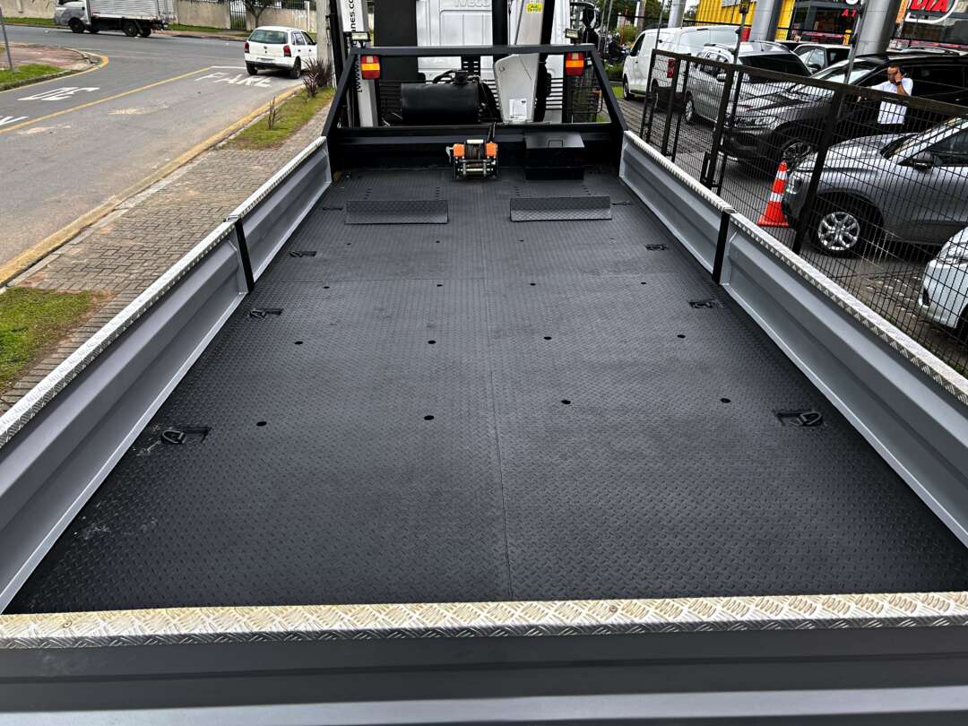 Caminhão IVECO TECTOR 170E21 Plataforma Guincho ANO 2022 de Mauloni Veiculos no Paraná