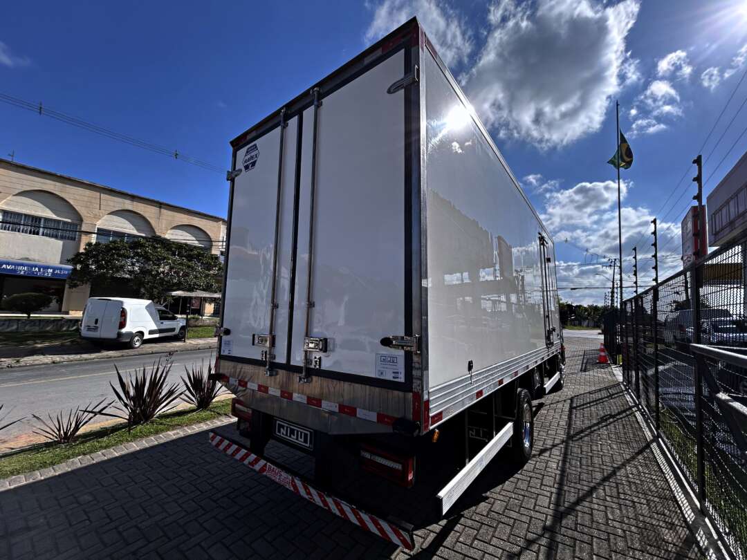 Caminhão VOLKSWAGEN VW 11180 Baú Frigorífico ANO 2024 de Mauloni Veiculos no Paraná