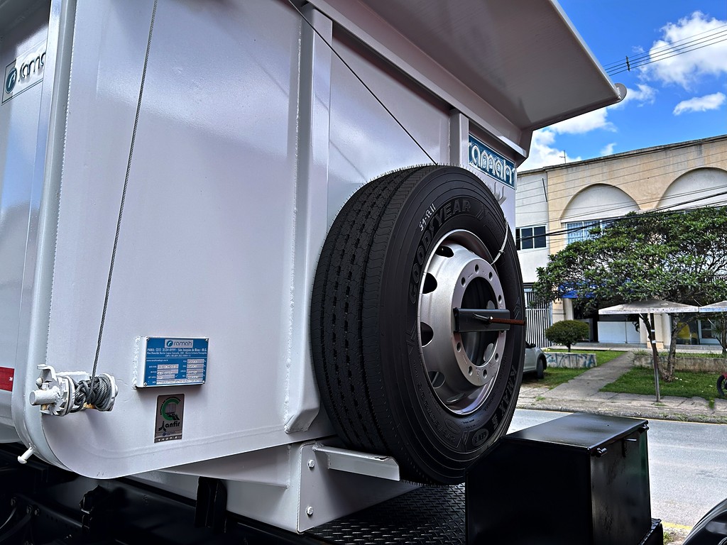 Caminhão MERCEDES BENZ MB 1719 Caçamba Basculante ANO 2025 de Mauloni Veiculos no Paraná