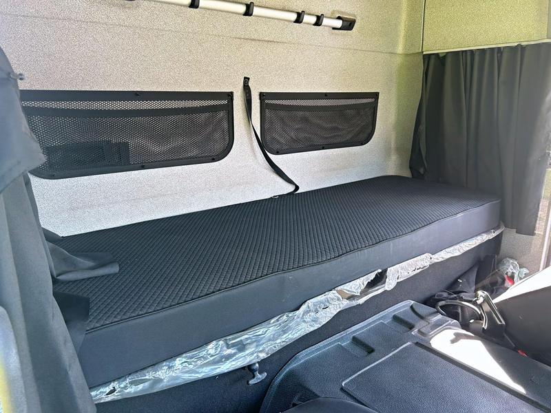 Caminhão MERCEDES BENZ MB 2426 Baú Furgão ANO 2022 de Mauloni Veiculos no Paraná