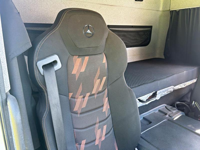 Caminhão MERCEDES BENZ MB 2426 Baú Furgão ANO 2022 de Mauloni Veiculos no Paraná