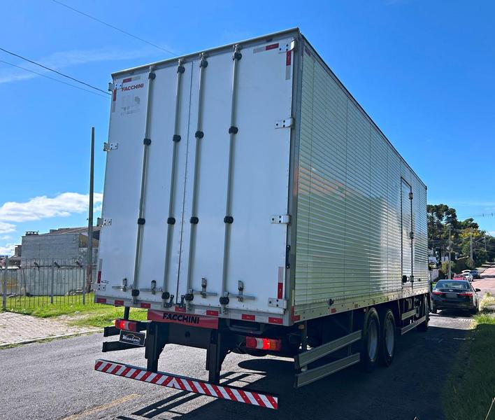 Caminhão MERCEDES BENZ MB 2426 Baú Furgão ANO 2022 de Mauloni Veiculos no Paraná