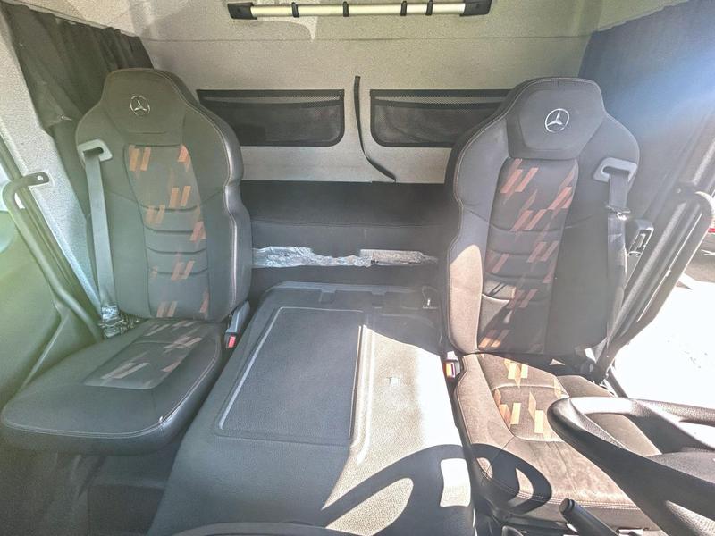 Caminhão MERCEDES BENZ MB 2426 Baú Furgão ANO 2022 de Mauloni Veiculos no Paraná