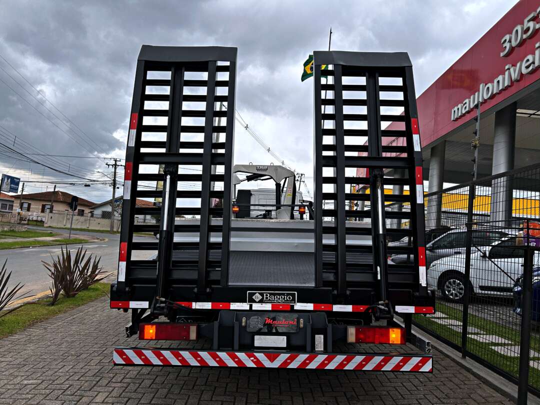 Caminhão IVECO TECTOR 170E21 Plataforma Guincho ANO 2022 de Mauloni Veiculos no Paraná