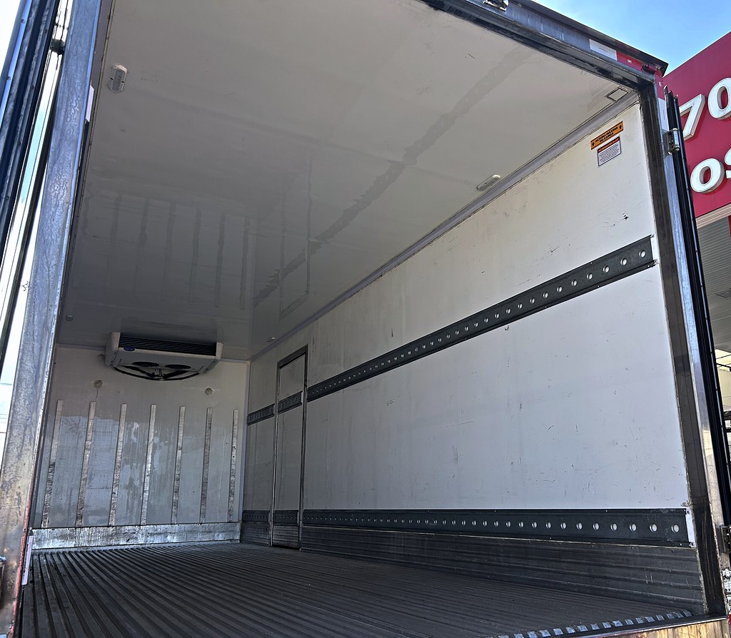 Caminhão VOLKSWAGEN VW 11180 Baú Refrigerado ANO 2024 de Mauloni Veiculos no Paraná