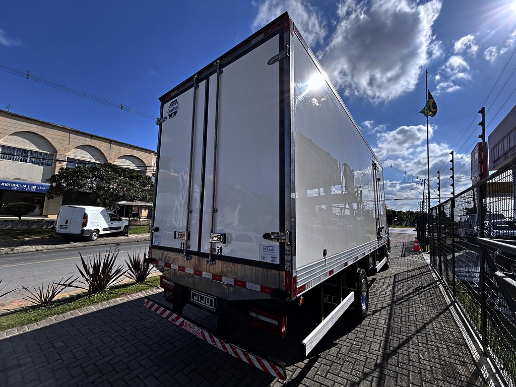 Caminhão VOLKSWAGEN VW 11180 Baú Refrigerado ANO 2024 de Mauloni Veiculos no Paraná