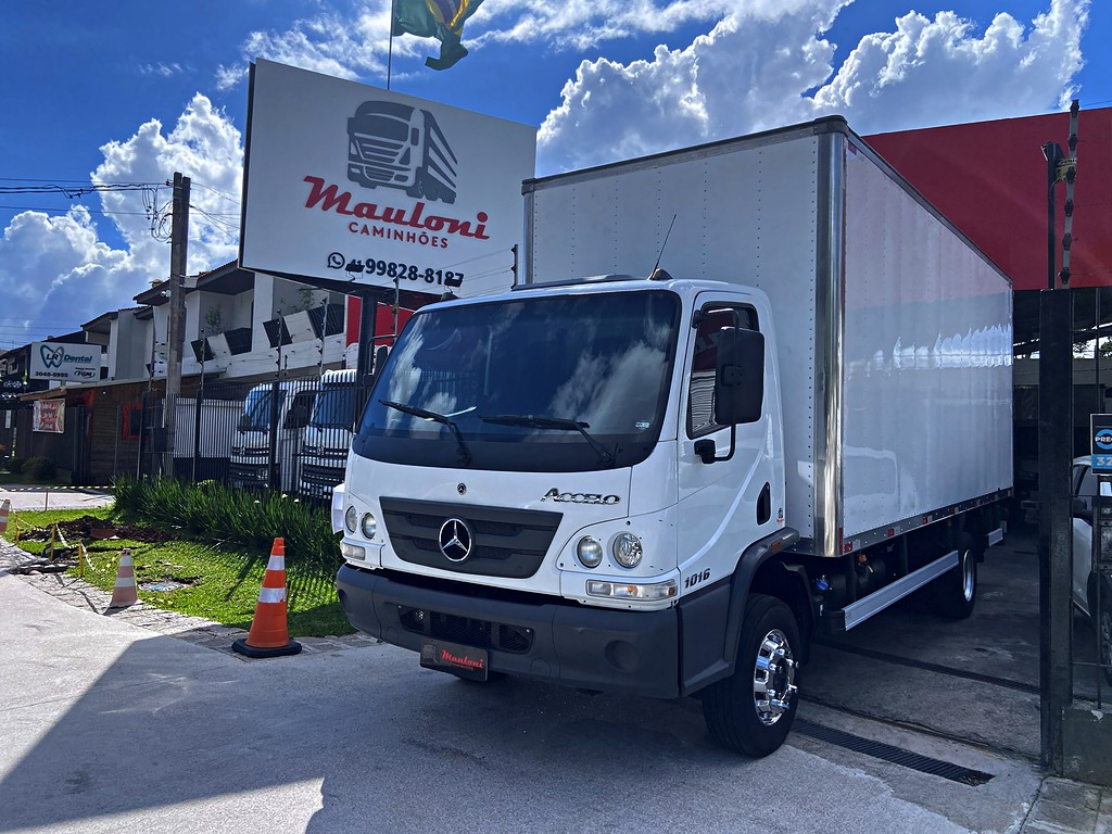 Caminhão MERCEDES BENZ MB 1016 Baú Furgão ANO 2022 de Mauloni Veiculos no Paraná