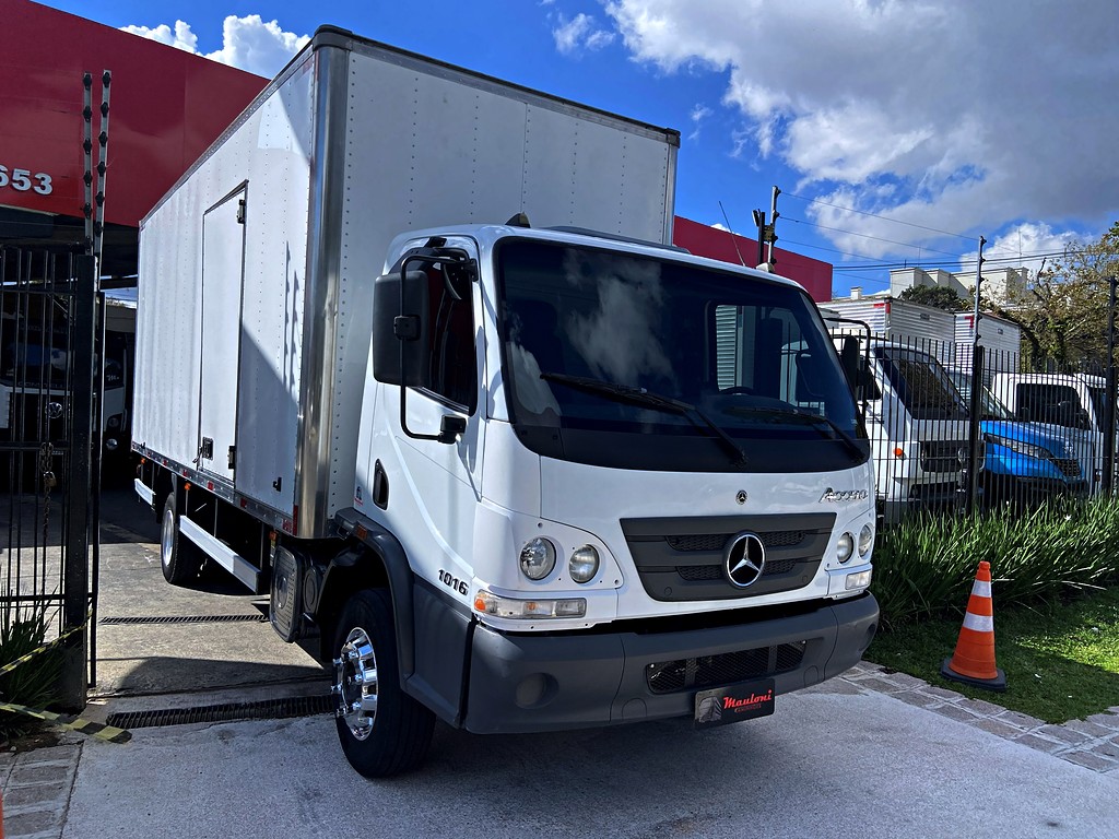 Caminhão MERCEDES BENZ MB 1016 Baú Furgão ANO 2022 de Mauloni Veiculos no Paraná