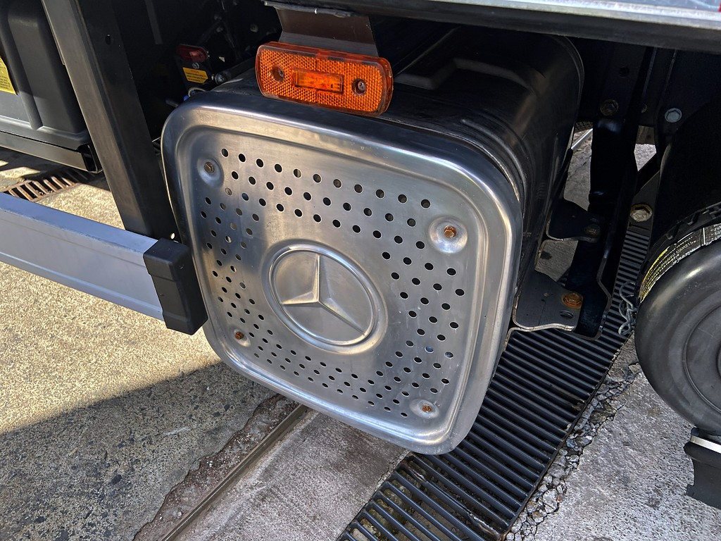 Caminhão MERCEDES BENZ MB 1016 Baú Furgão ANO 2022 de Mauloni Veiculos no Paraná