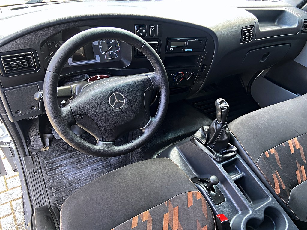Caminhão MERCEDES BENZ MB 1016 Baú Furgão ANO 2022 de Mauloni Veiculos no Paraná