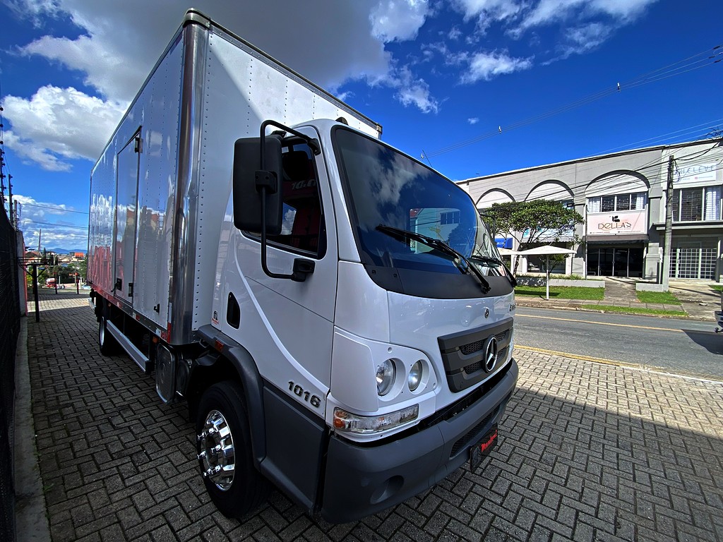 Caminhão MERCEDES BENZ MB 1016 Baú Furgão ANO 2022 de Mauloni Veiculos no Paraná