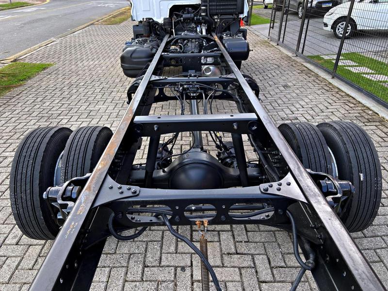 Caminhão VOLKSWAGEN VW 11180 Chassis ANO 2023 de Mauloni Veiculos no Paraná
