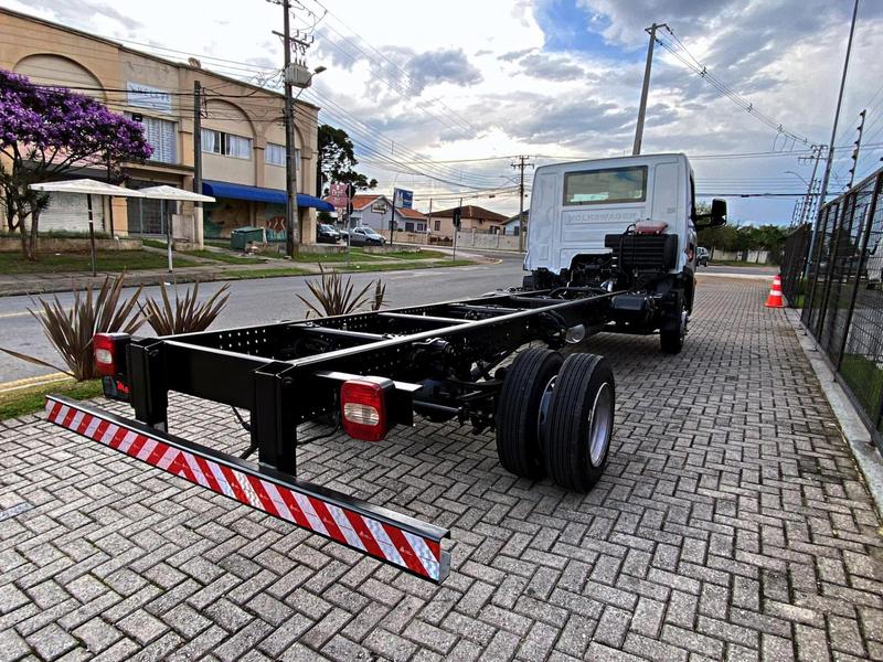 Caminhão VOLKSWAGEN VW 11180 Chassis ANO 2023 de Mauloni Veiculos no Paraná