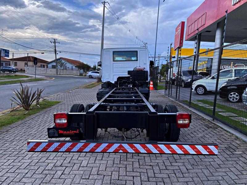 Caminhão VOLKSWAGEN VW 11180 Chassis ANO 2023 de Mauloni Veiculos no Paraná