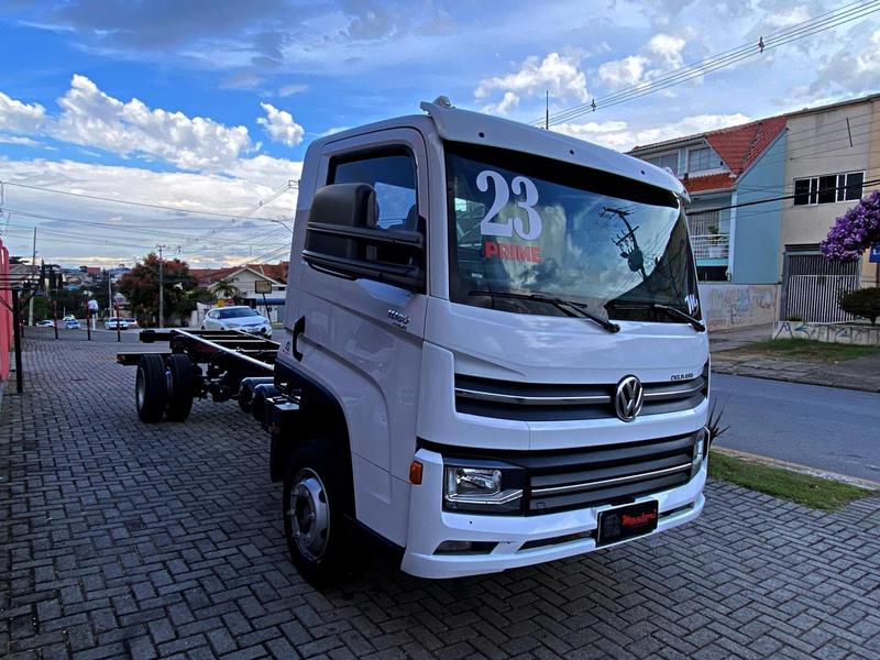 Caminhão VOLKSWAGEN VW 11180 Chassis ANO 2023 de Mauloni Veiculos no Paraná