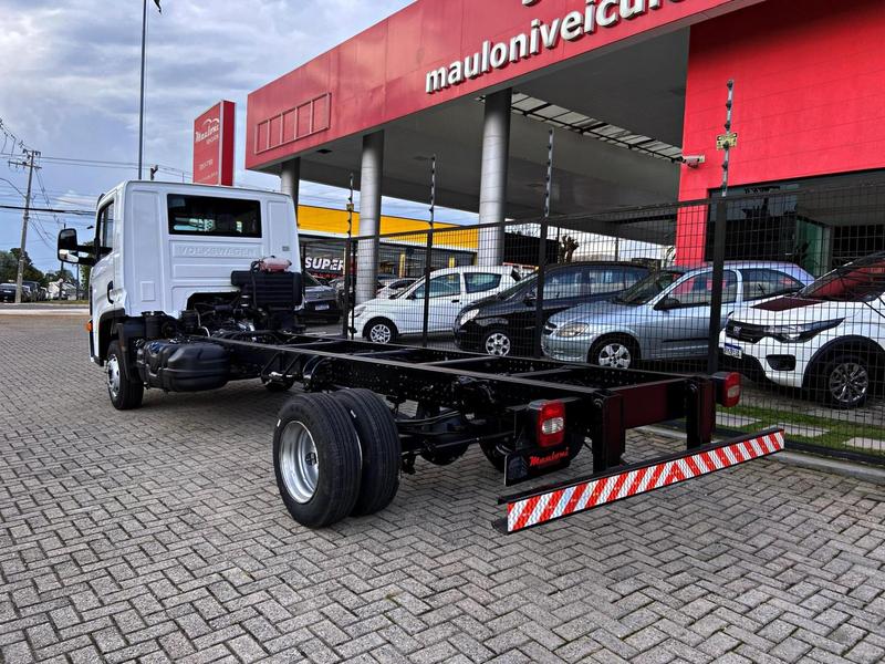 Caminhão VOLKSWAGEN VW 11180 Chassis ANO 2023 de Mauloni Veiculos no Paraná