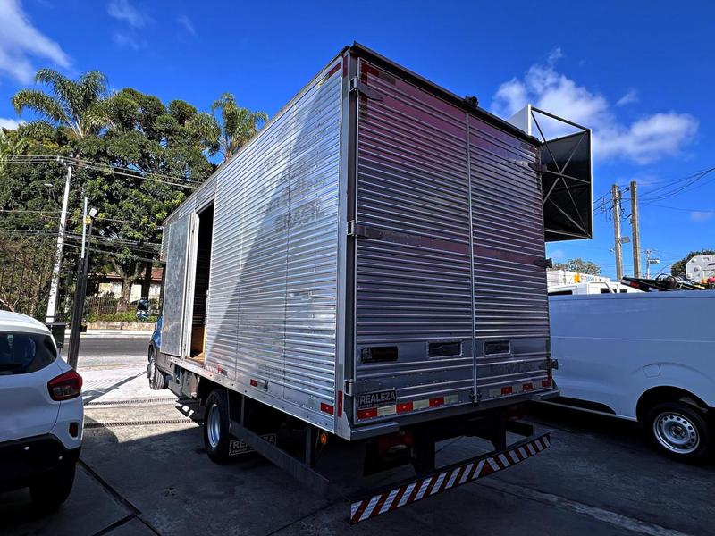 Caminhão IVECO DAILY 65-170 Baú Furgão ANO 2022 de Mauloni Veiculos no Paraná