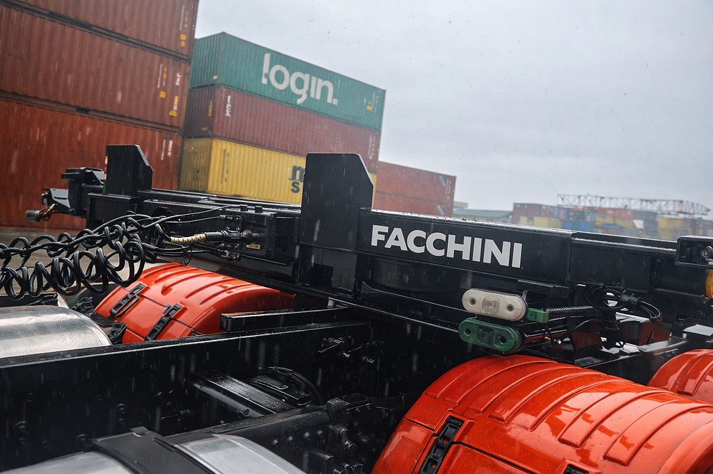 Carreta SEMI-REBOQUE PORTA-CONTAINER Facchini ANO 2022 1 Eixo de Rodo Serra Caminhões na Santa Catarina