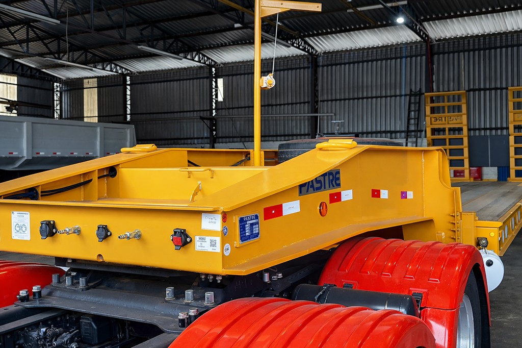 Carreta SEMI-REBOQUE PRANCHA Pastre ANO 2025 2 Eixos de Rodo Serra Caminhões na Santa Catarina