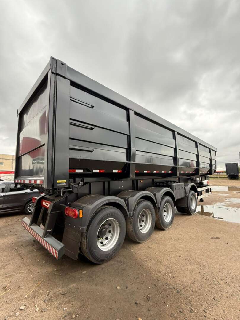 Carreta SEMI-REBOQUE CACAMBA Facchini ANO 2025 1 Eixo de Rodo Serra Caminhões na Santa Catarina