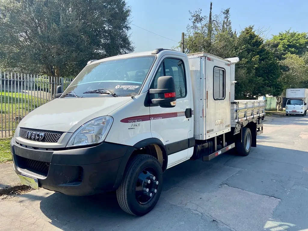 Caminhão IVECO DAILY 70c16 Carroceria Cabine ANO 2011 de Peregrino Caminhões no Paraná