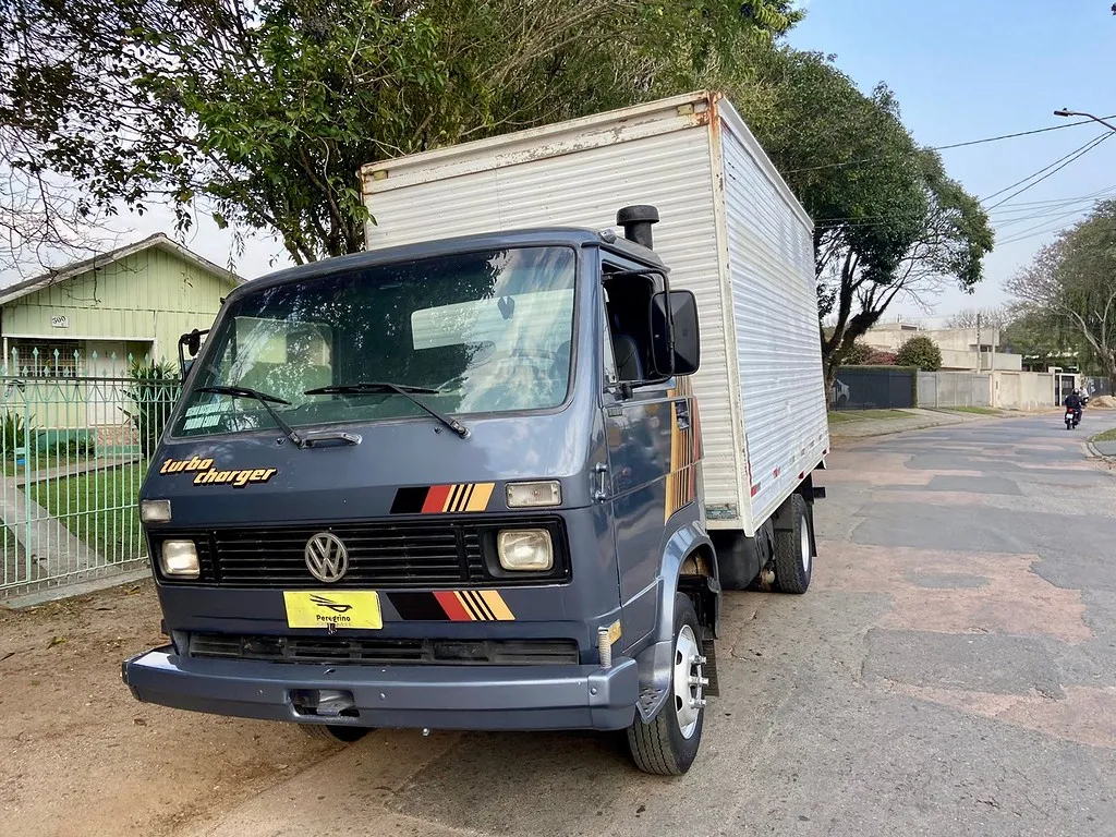 Caminhão VOLKSWAGEN VW 7110 Baú Furgão ANO 1991 de Peregrino Caminhões no Paraná