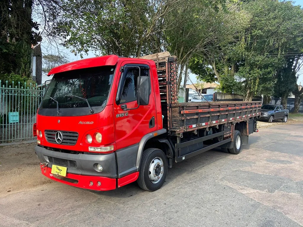 Caminhão MERCEDES BENZ MB 915 Carroceria ANO 2008 de Peregrino Caminhões no Paraná