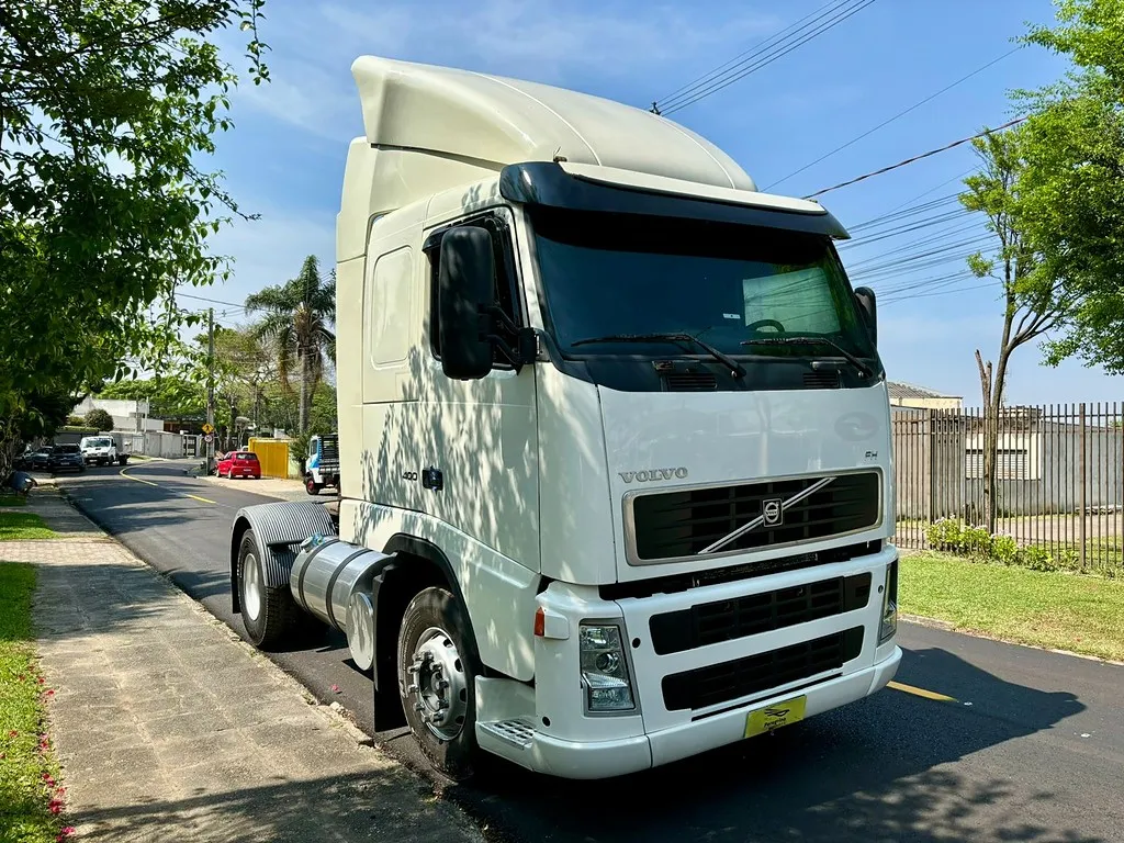 Caminhão VOLVO FH 400 Cavalo Mecânico ANO 09 de Peregrino Caminhões no Paraná