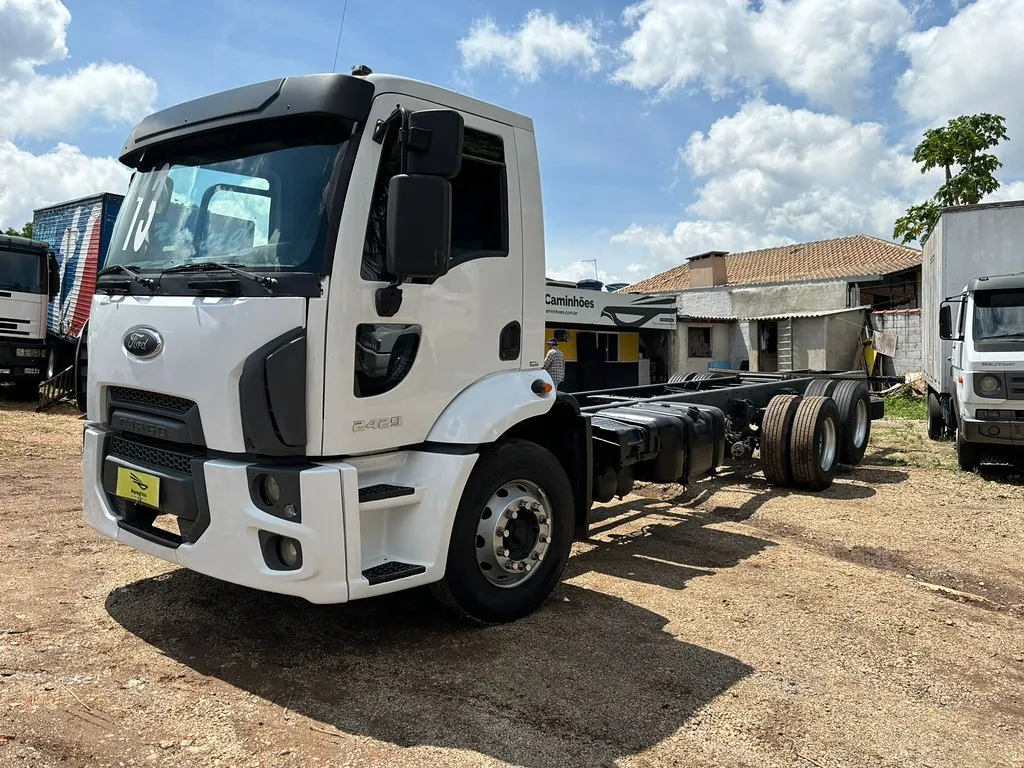 Caminhão FORD CARGO 2429 Chassis ANO 2013 de Peregrino Caminhões no Paraná