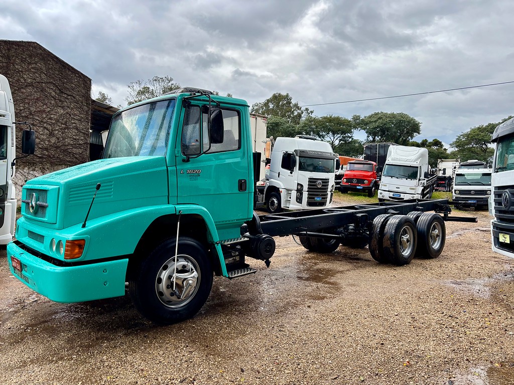 Caminhão MERCEDES BENZ MB 1620 Chassis ANO 2002 de Peregrino Caminhões no Paraná