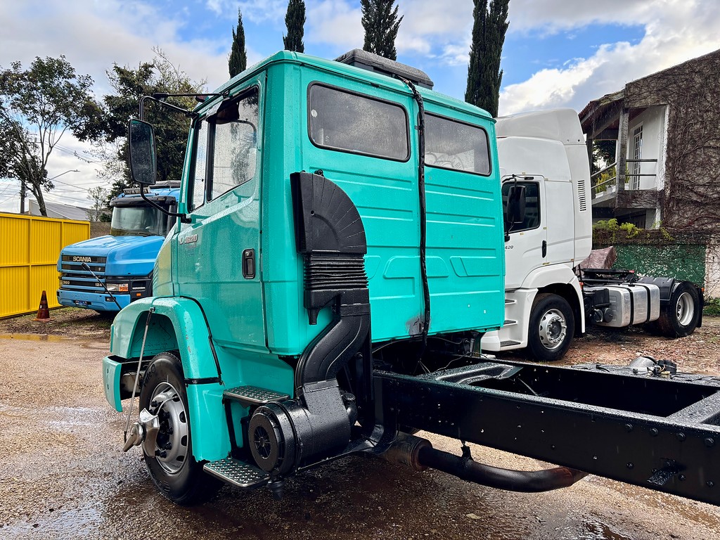Caminhão MERCEDES BENZ MB 1620 Chassis ANO 2002 de Peregrino Caminhões no Paraná