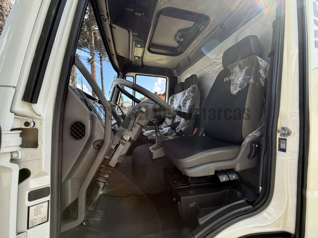 Caminhão IVECO TECTOR 240E28 Chassis ANO 2015 de Possoli Multimarcas no Paraná