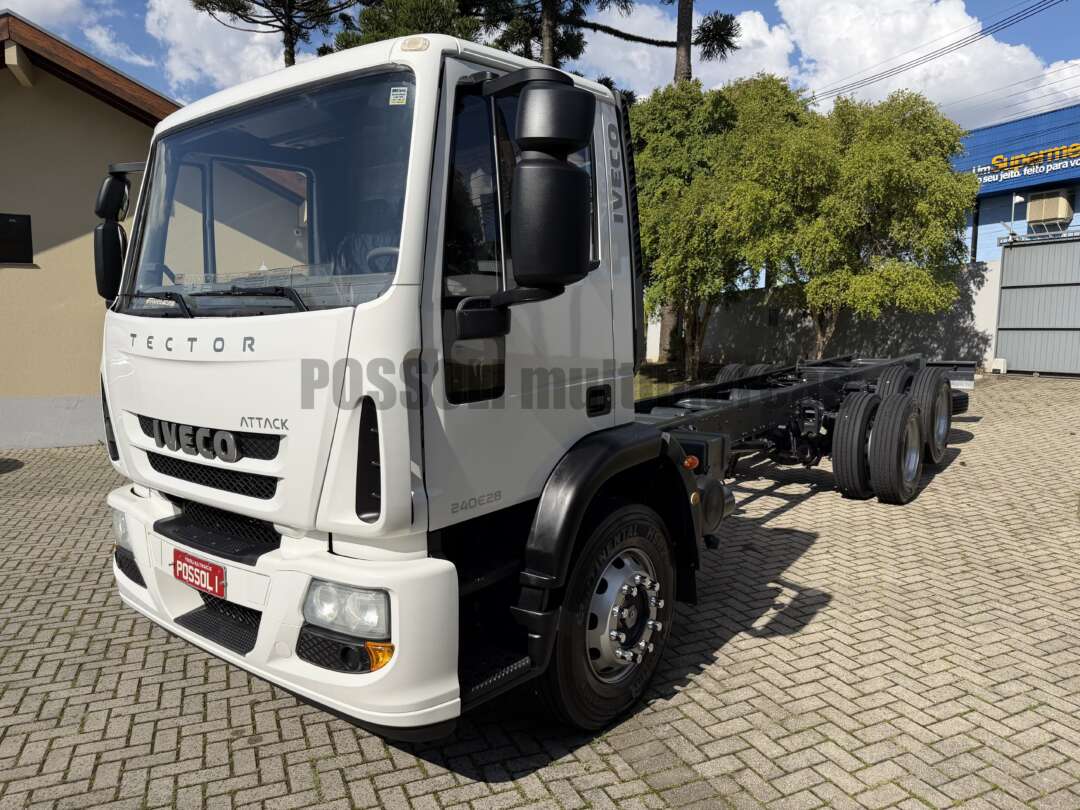 Caminhão IVECO TECTOR 240E28 Chassis ANO 2015 de Possoli Multimarcas no Paraná