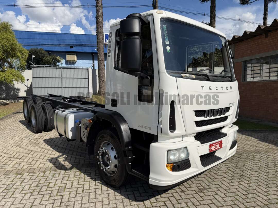 Caminhão IVECO TECTOR 240E28 Chassis ANO 2015 de Possoli Multimarcas no Paraná