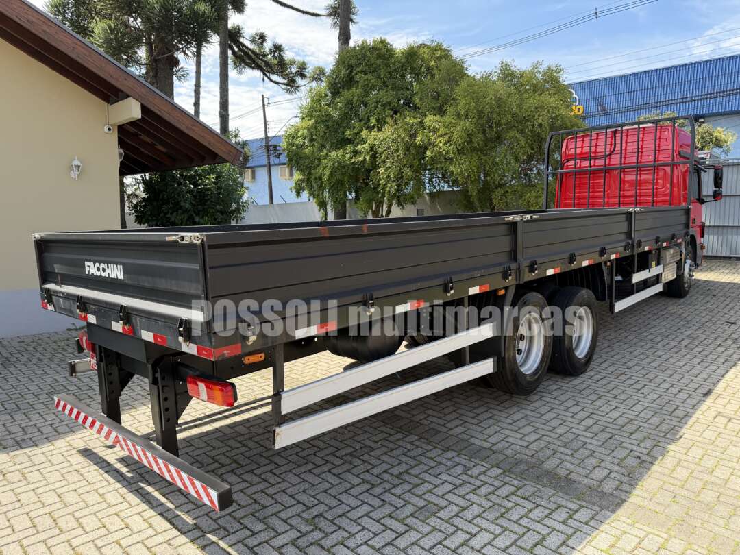 Caminhão MERCEDES BENZ MB 2433 Carga Seca ANO 2024 de Possoli Multimarcas no Paraná