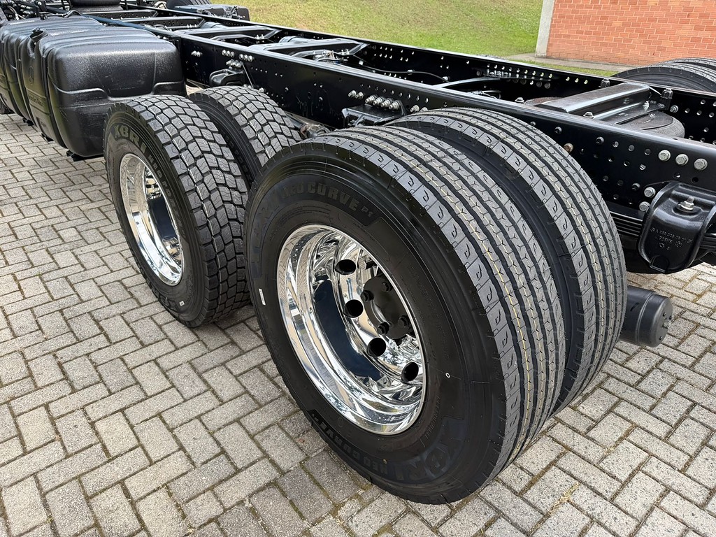 MB ATEGO 3033 8X2 2024/2025 191.558 KM ORIGINAL BI-TRUCK (8X2) CHASSIS 12 PNEUS NOVOS X-BRI de Possoli Multimarcas no Paraná