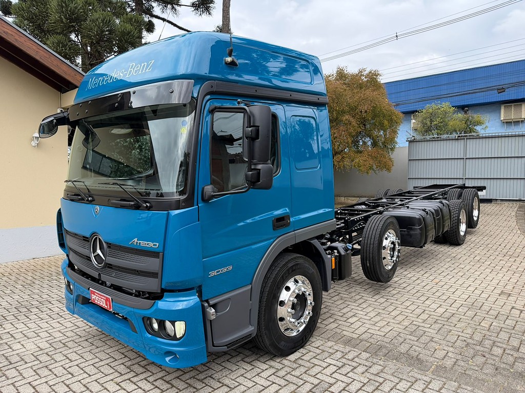 MB ATEGO 3033 8X2 2024/2025 191.558 KM ORIGINAL BI-TRUCK (8X2) CHASSIS 12 PNEUS NOVOS X-BRI de Possoli Multimarcas no Paraná