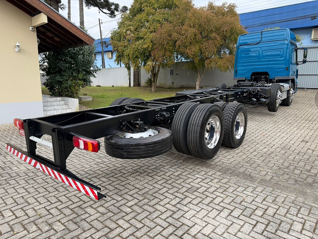 MB ATEGO 3033 8X2 2024/2025 191.558 KM ORIGINAL BI-TRUCK (8X2) CHASSIS 12 PNEUS NOVOS X-BRI de Possoli Multimarcas no Paraná