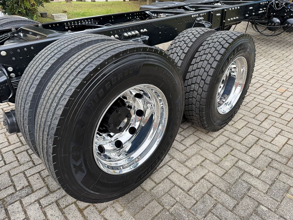 MB ATEGO 3033 8X2 2024/2025 191.558 KM ORIGINAL BI-TRUCK (8X2) CHASSIS 12 PNEUS NOVOS X-BRI de Possoli Multimarcas no Paraná
