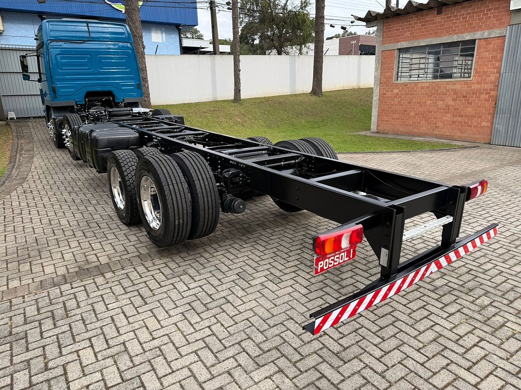 MB ATEGO 3033 8X2 2024/2025 191.558 KM ORIGINAL BI-TRUCK (8X2) CHASSIS 12 PNEUS NOVOS X-BRI de Possoli Multimarcas no Paraná