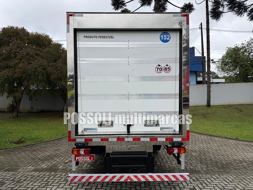 Caminhão MERCEDES BENZ MB 1317 Baú Frigorífico ANO 2025 de Possoli Multimarcas no Paraná