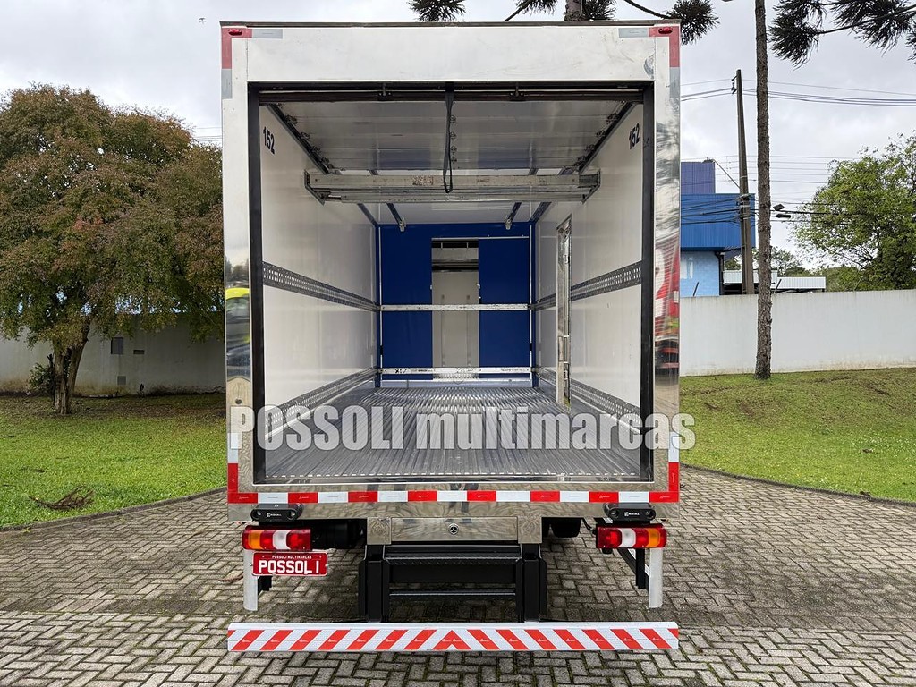 Caminhão MERCEDES BENZ MB 1317 Baú Frigorífico ANO 2025 de Possoli Multimarcas no Paraná