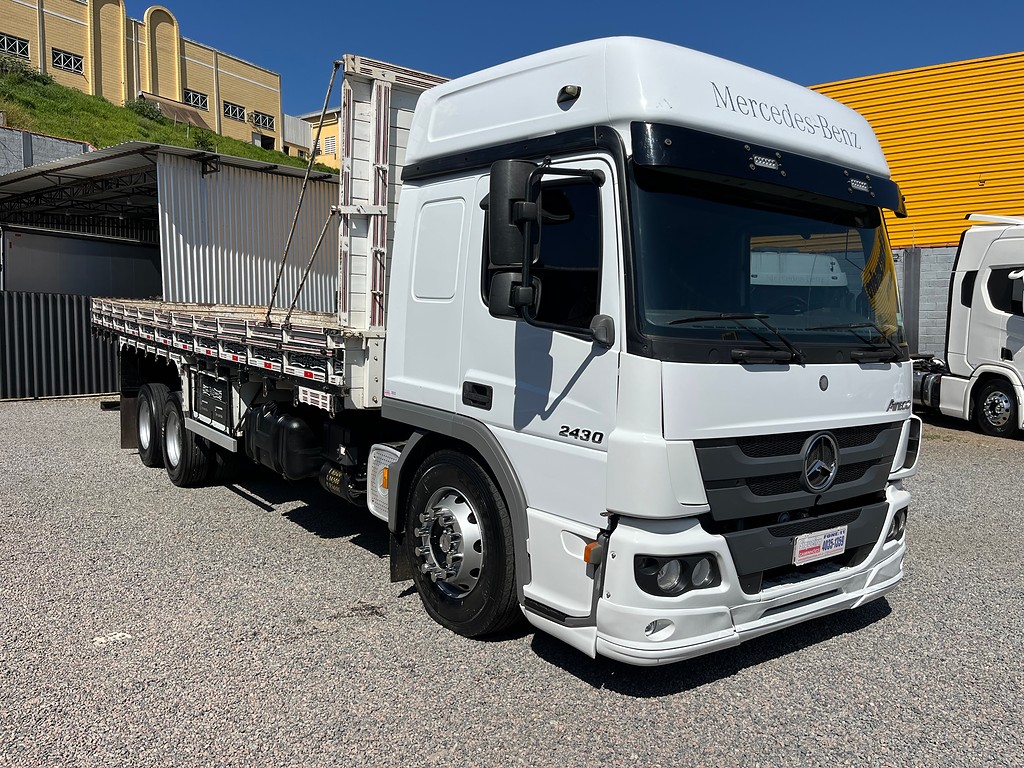 Caminhão MERCEDES BENZ MB 2430 Carroceria ANO 2021 de Siqueira Caminhões em São Paulo