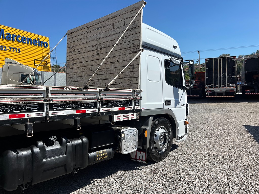 Caminhão MERCEDES BENZ MB 2430 Carroceria ANO 2021 de Siqueira Caminhões em São Paulo
