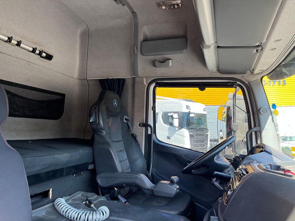 Caminhão MERCEDES BENZ MB 2430 Carroceria ANO 2021 de Siqueira Caminhões em São Paulo